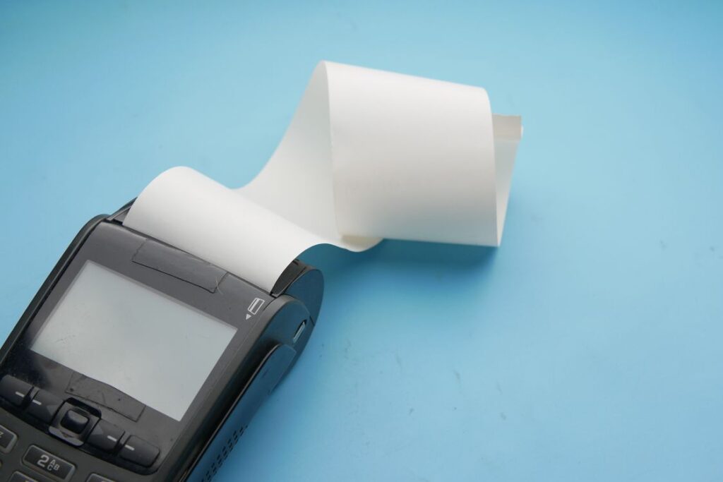 Point-of-sale terminal with a fresh thermal paper roll